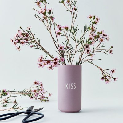 DESIGN LETTERS Porcelánová váza Favourite Kiss 11 cm, fialová barva, porcelán – Zboží Mobilmania