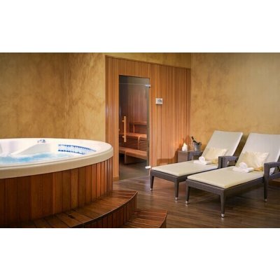 Relaxace s lahví Prosecca v malém privátním SPA Aqupalace Čestlice na 2 hodiny pro až 4 osoby – Hledejceny.cz