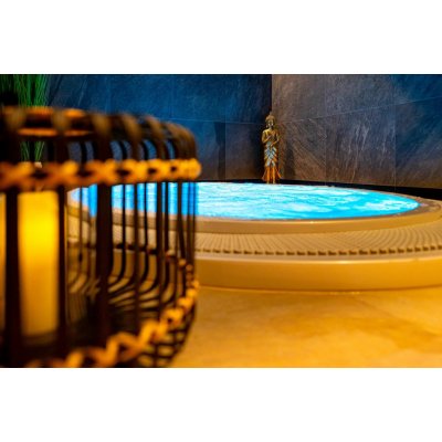 Wellness pobyt v Mladé Boleslavi, 2 osoby, 3 dny / 2 noci, Pokoj deluxe s vanou nebo balkonem – Zboží Dáma