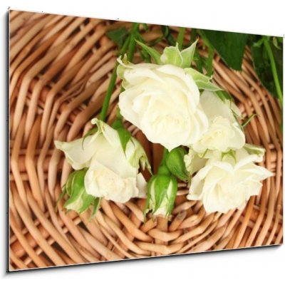 Obraz 1D - 100 x 70 cm - Beautiful white roses on wicker mat close-up Krásné bílé růže na proutěné rohože blízko