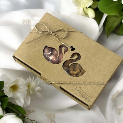 Nutworld Dárková svatební krabička na míru 2x50g - Srdce Kombinace mandliček: v jahodovém jogurtu + mandle solené Obrázek: Labutě Bude – Zboží Dáma