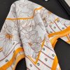 Šátek hedvábný šátek Květy s oranžovým lemováním v dárkovém balení