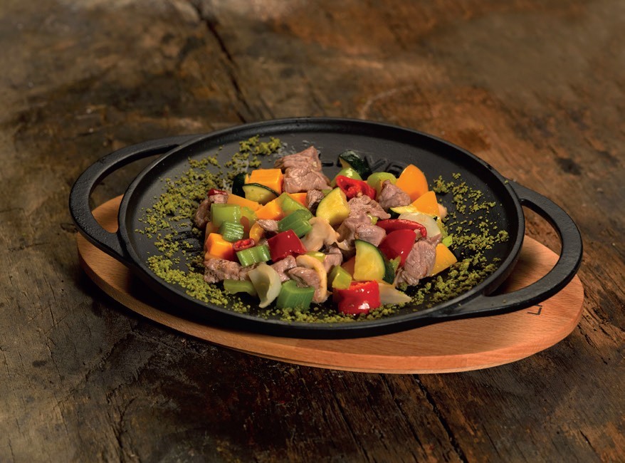 LAVA Metal litinová wok s dřevěným podstavcem 20 cm
