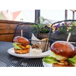 Ikonický burger s trhaným masem, slaninou a přílohou v ostravavske restauraci Heřmanická beseda pro 2 osoby – Hledejceny.cz