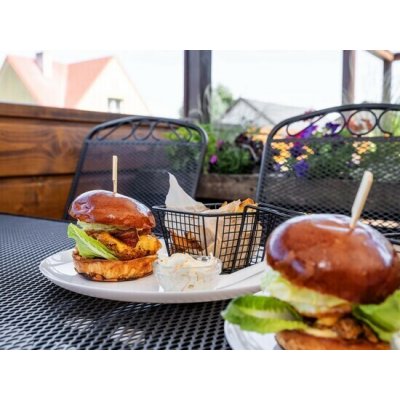Ikonický burger s trhaným masem, slaninou a přílohou v ostravavske restauraci Heřmanická beseda pro 2 osoby – Hledejceny.cz