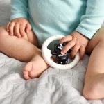 AKUKU Chrastítko medvídek černo bílá – Sleviste.cz