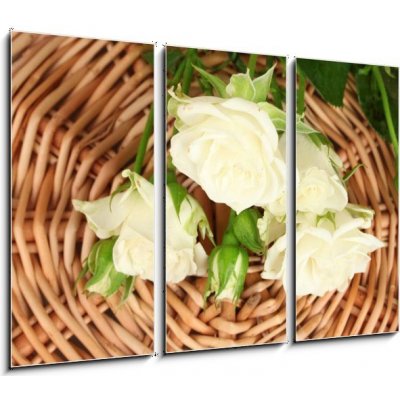 Obraz 3D třídílný - 105 x 70 cm - Beautiful white roses on wicker mat close-up Krásné bílé růže na proutěné rohože blízko
