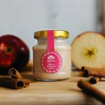 Včelařství Domovina Jablka se skořicí v medu 170 g – Zboží Dáma