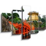 Obraz 5D pětidílný - 150 x 100 cm - The Golden pavilion and red bridge in Nan Lian Garden, Hong Kong Zlatý pavilon a červený most v Nan Lian Garden, Hong Kong – Hledejceny.cz