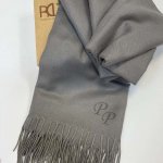 Luxusní pašmínová šála šedá s vlastním monogramem – Zboží Dáma