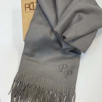 Luxusní pašmínová šála šedá s vlastním monogramem – Zboží Dáma