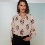 Halenka se stojáčkem nabíranými rukávy a potiskem béžová/čokoládová – Zboží Dáma