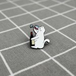 Pinarna Kočička s flaškou a skleničkou vína – Sleviste.cz