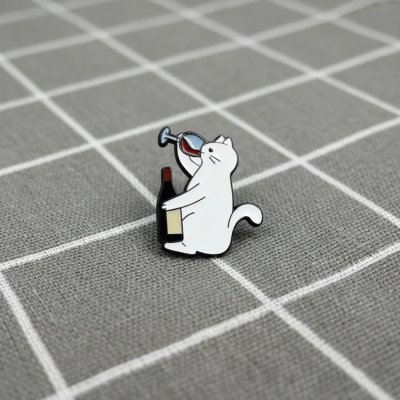 Pinarna Kočička s flaškou a skleničkou vína – Sleviste.cz