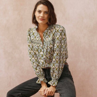 Halenka s volánkem a žabičkováním a potiskem khaki/režná – Zboží Dáma