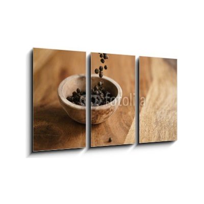 Obraz 3D třídílný - 90 x 50 cm - black dry pepper fall into wooden bowl on table Černý suchý pepř spadl do dřevěné misky na stole – Hledejceny.cz