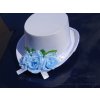 Svatební autodekorace Cylindr bílý - sv. modré růže