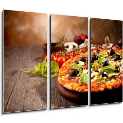 Obraz 3D třídílný - 105 x 70 cm - Delicious fresh pizza served on wooden table Chutná čerstvá pizza podávaná na dřevěném stole – Zbozi.Blesk.cz