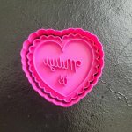 Vlnité srdce MILUJI TĚ | Vykrajovátka s razítky na romantické pečení | Vykrajovátko se vzkazem na Valentýna – Hledejceny.cz