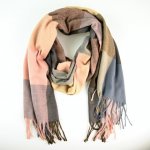 Dámská zimní šála model A hnědá – Sleviste.cz