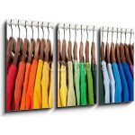 Obraz 3D třídílný - 90 x 50 cm - Rainbow colors, clothes on wooden hangers Duhové barvy, oblečení na dřevěných věšácích – Sleviste.cz