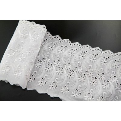 Madeira - květinové zdobení - bílá - šířka 13,5 cm – Zboží Dáma