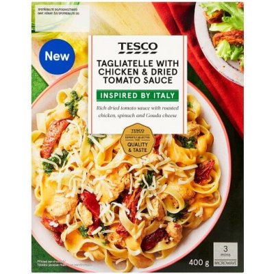 Tesco Vařené těstoviny s omáčkou z polosušených rajčat, kousky kuřecích prsou, špenátem a sýrem 400 g – Zboží Dáma