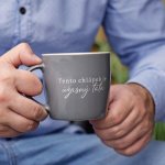 Housedecor Porcelánový šedý hrnek Úžasný táta Krásný porcelánový dárkový hrníček pro tatínka s decentním vzorem a citátem Tento chlápek je úžasný táta Udělejte radost svému tatínkovi nebo m 300 ml – Hledejceny.cz