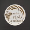 Prostírání Amadea Dřevěný podtácek kulatý Víno text nalej si víno a relaxuj průměr 10,5cm