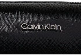 Calvin Klein kabelka Ck Must Cylinder crossbody Saff K60K609890 Černá