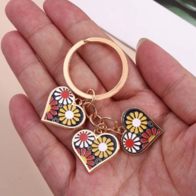 Přívěsek na klíče Fashion Jewelry Tři srdce s květinami