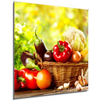 Skleněný obraz 1D - 50 x 50 cm - Fresh Organic Bio Vegetable in a Basket over Nature Background Čerstvé organické bio zeleniny v koši nad přírodou pozadí – Zbozi.Blesk.cz