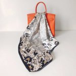 hedvábný šátek černo-béžový s květy v dárkovém balení – Sleviste.cz