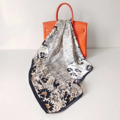 hedvábný šátek černo-béžový s květy v dárkovém balení – Sleviste.cz