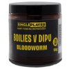 Návnada a nástraha SINGLEPLAYER Boilies v dipu Bloodworm 150g 20mm