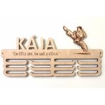 MAJADESIGN Věšák na medaile se jménem Karate Přírodní dřevo – Zboží Dáma