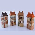 Ego Dekor Keramický domeček na čajovou svíčku FORSETI, svícen DOMEČEK NA NÁMĚSTÍ, barva: hnědo-růžová/bílá-černá/bílá-hnědá/bílá-červená, výška: 23cm|MyScandi - bílá s černou stříškou – Hledejceny.cz