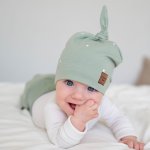 Jednovrstvá čepice s uzlíkem puntíkatá šalvějová – Zboží Dáma