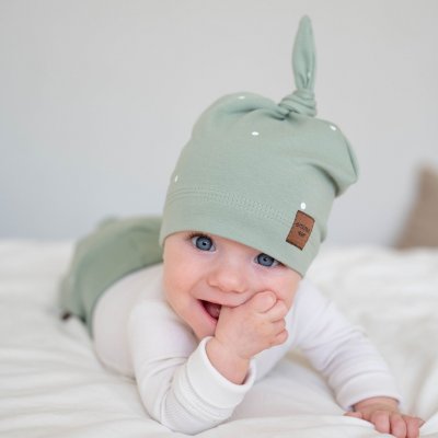 Jednovrstvá čepice s uzlíkem puntíkatá šalvějová – Zboží Dáma