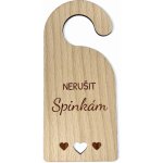 Lili Design Visačka na dveře s nápisem Nerušit spinkám 8 x 18 cm přírodní – Sleviste.cz