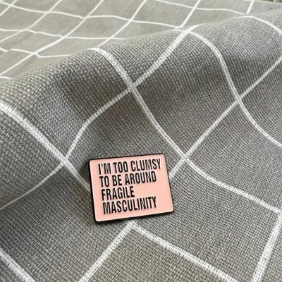 Pinarna I'm too clumsy to be around fragile masculinity Jsem příliš nešikovná na to, abych se pohybovala v blízkosti křehké mužnosti tmavší – Zboží Dáma