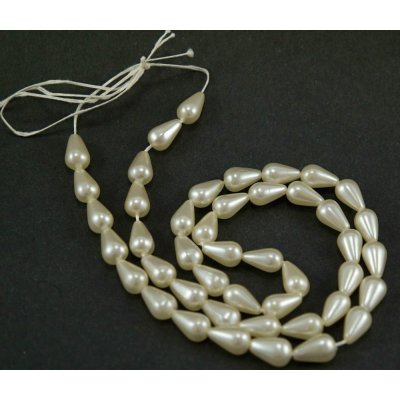 Skleněné perličky ve tvaru slzičky na šňůře - lomená bílá - rozměr 1,3 cm x 1 cm – Zboží Mobilmania