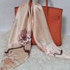 Šátek hedvábný šátek magnolie na růžovém pozadí v dárkovém balení