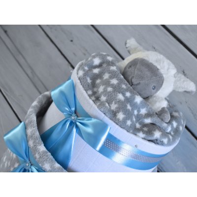 dortNEdort Dvoupatrový plenkový dort IX. set deky a ovečky Miminko se ještě nenarodilo, Barva dortuNEdortu nebo vzor deky: modrý mašle pro chlapečka – Zboží Dáma