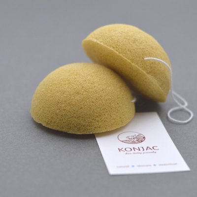 Konjac obličejová půlkulatá houbička s kurkumou žlutá – Zboží Dáma