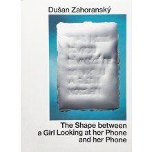Tvar mezi dívkou dívající se do mobilu a jejím mobilem - Dušan Záhoranský
