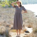 Šaty mušelínové midi s výstřihem do V hnědošedá – Hledejceny.cz