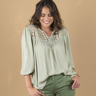 Kreponová halenka s macramé a 3/4 rukávy světlá khaki – Sleviste.cz