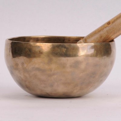 Tibetská mísa 610 g průměr 14,5 cm ručně tepaná tón E – Sleviste.cz