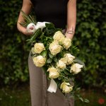 Smuteční kytice z bílých růží k položení s doručením v Brně – Hledejceny.cz